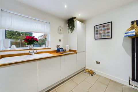20 Highgrove Close, Stretton, Burton-on-trent, DE13 0ES