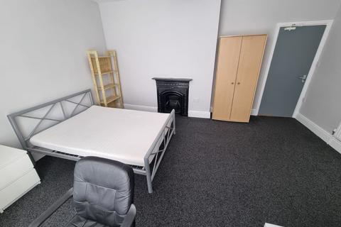 4 bedroom house share to rent, Oxford Street, Swansea