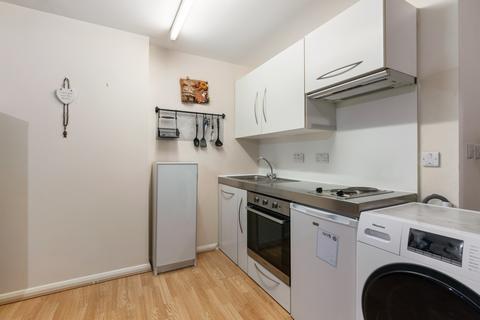 Studio to rent, Hobart House, St George Wharf, 18 Wandsworth Road, London