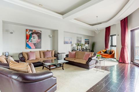 3 bedroom flat to rent, Vicentia Court, Bridges Court Road, London