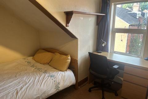 65 Harold Grove, Leeds, LS6 1LB