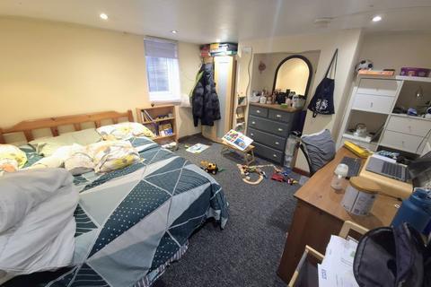 65 Harold Grove, Leeds, LS6 1LB