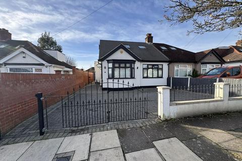 4 bedroom semi-detached house for sale, Manor Avenue, Northolt