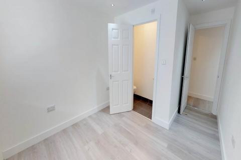 2 bedroom apartment to rent, Lake View,  Warren Avenue Southampton SO16