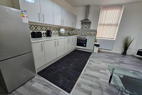 2 bedroom flat to rent, Manchester M19