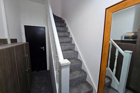 2 bedroom flat to rent, Manchester M19