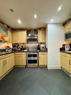 2 bedroom flat to rent, High Street, Brentford