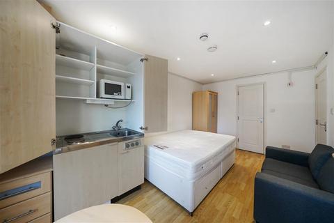 Studio to rent, Courtfield Gardens, SW5