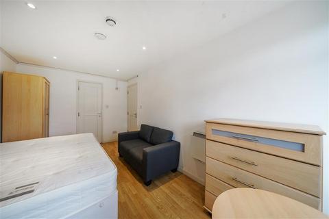 Studio to rent, Courtfield Gardens, SW5