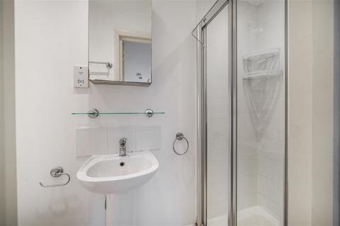 Studio to rent, Courtfield Gardens, SW5