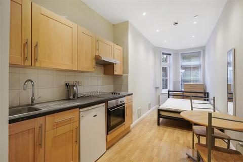 Studio to rent, Palace Court, W2