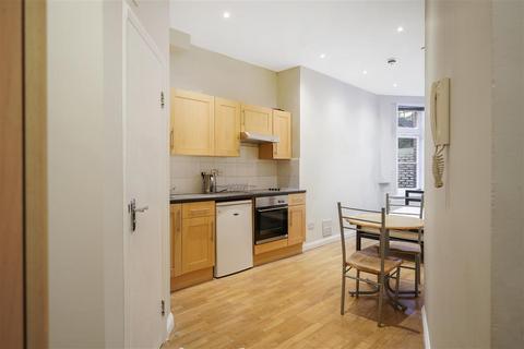 Studio to rent, Palace Court, W2