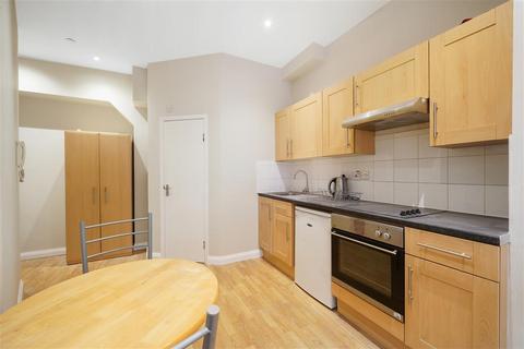 Studio to rent, Palace Court, W2