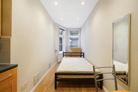 Studio to rent, Palace Court, W2