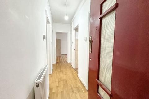 2 bedroom ground floor flat for sale, Palmers Road, Arnos Grove Court, N11