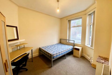 3 bedroom terraced house to rent, Heald Place, Manchester, M14 5NJ