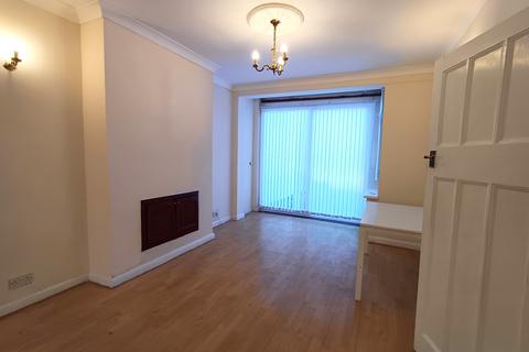 3 bedroom terraced house to rent, Ramsgill Drive, Ilford IG2