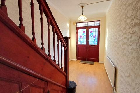 3 bedroom terraced house to rent, Ramsgill Drive, Ilford IG2