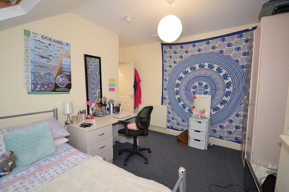 4 -47-broomgrove-rd-bedroom-8.990x0.jpg