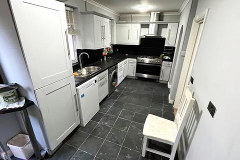 4 bedroom house to rent, Chingford Avenue, London E4