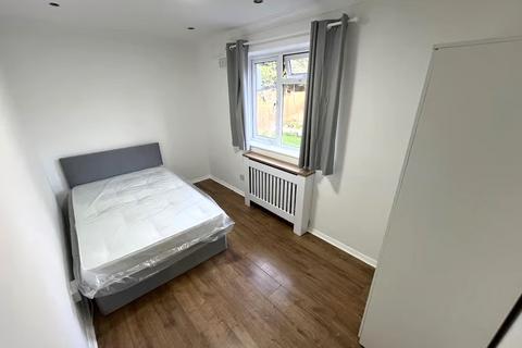 4 bedroom house to rent, Chingford Avenue, London E4