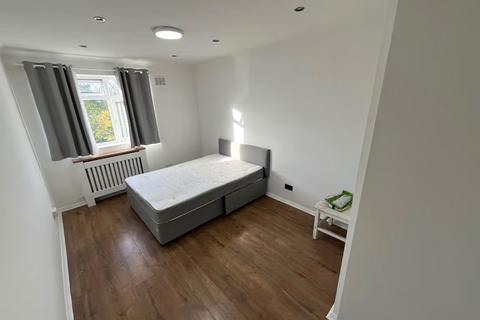 4 bedroom house to rent, Chingford Avenue, London E4