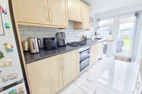 2 bedroom semi-detached house to rent, Calbourne Avenue, Hornchurch, RM12