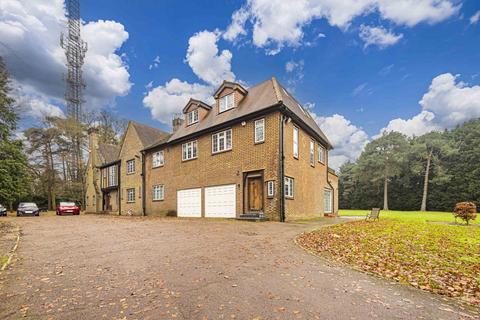 4 bedroom maisonette to rent, Heathbourne Road, Bushey Heath