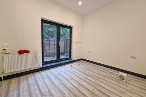 Studio to rent, The Chase, Watford, Hertfordshire, WD18