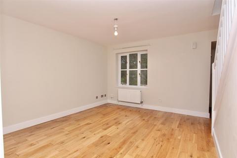 2 bedroom house to rent, Royal Close, London N16