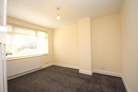 3 bedroom semi-detached house to rent, Shakespeare Road, Dunstable, Luton LU4