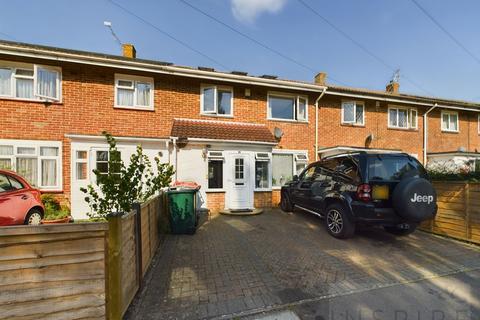 4 bedroom terraced house to rent, Martin Close, Crawley RH11