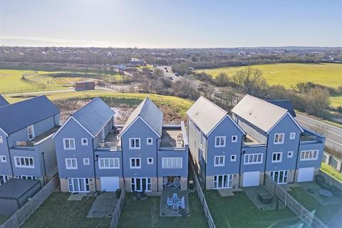 4 bedroom semi-detached house for sale, Grantham Drive, Chelmsford