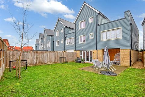 4 bedroom semi-detached house for sale, Grantham Drive, Chelmsford