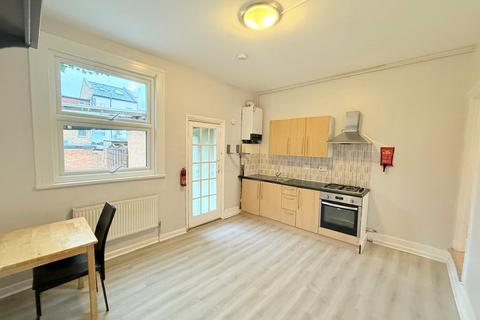 4 bedroom semi-detached house to rent, London, N15 6TL