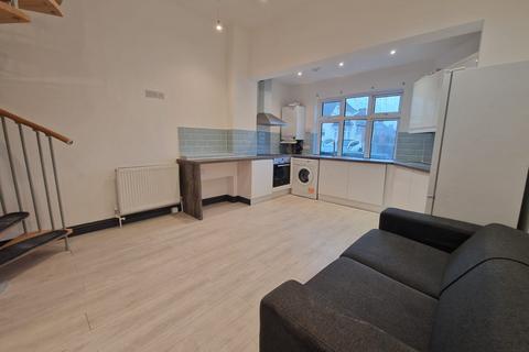 1 bedroom flat to rent, The Chase, Watford, Hertfordshire, WD18