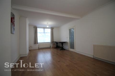 3 bedroom house to rent, Saffron Lane, Leicester