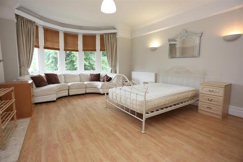 5 bedroom flat to rent, Palmiera Avenue, Hove