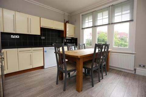 5 bedroom flat to rent, Palmiera Avenue, Hove