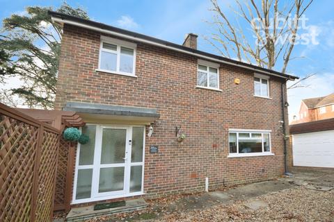 3 bedroom detached house to rent, St. Wilfrids Way, Crawley, RH11