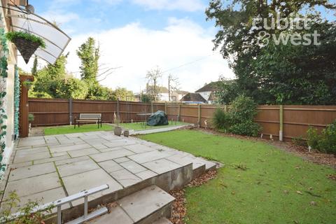 3 bedroom detached house to rent, St. Wilfrids Way, Crawley, RH11