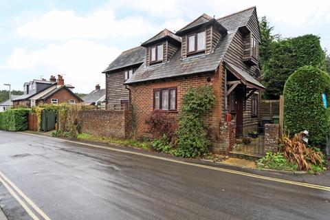 2 bedroom detached house to rent, Avenue Road, Grayshott