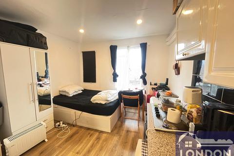 Studio to rent, Penywern Road, Earls Court, London SW5