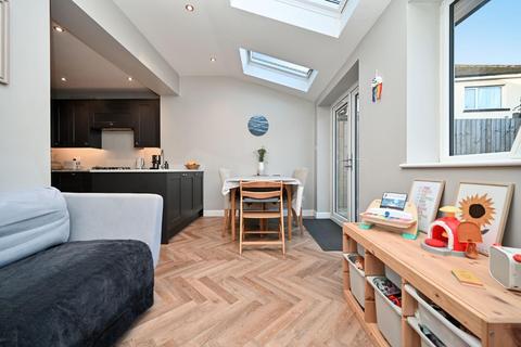 11 Nethercliffe Road, Guiseley, Leeds, LS20 9HL