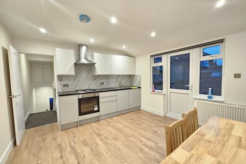 4 bedroom flat to rent, Wallwood Road, London E11