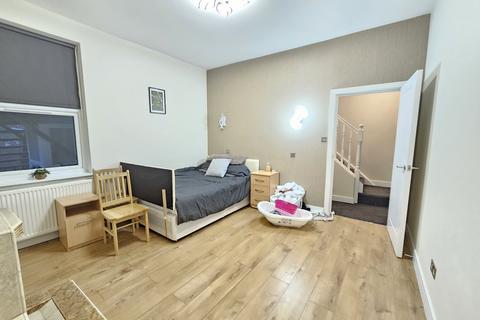 4 bedroom flat to rent, Wallwood Road, London E11