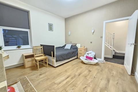 4 bedroom flat to rent, Wallwood Road, London E11