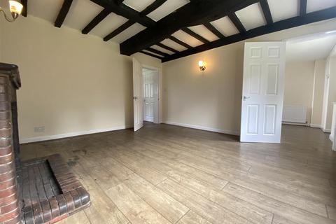 2 bedroom detached house to rent, Castle Hill, Prestbury