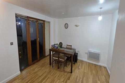 2 bedroom flat to rent, Icon Building, Ilford Hill, IG1