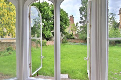 3 bedroom flat to rent, Church Street, Tewkesbury